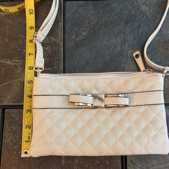 8”x 5” Small Cream Quilted Crossbody Purse with Pockets-EUC - Picture 4 of 6